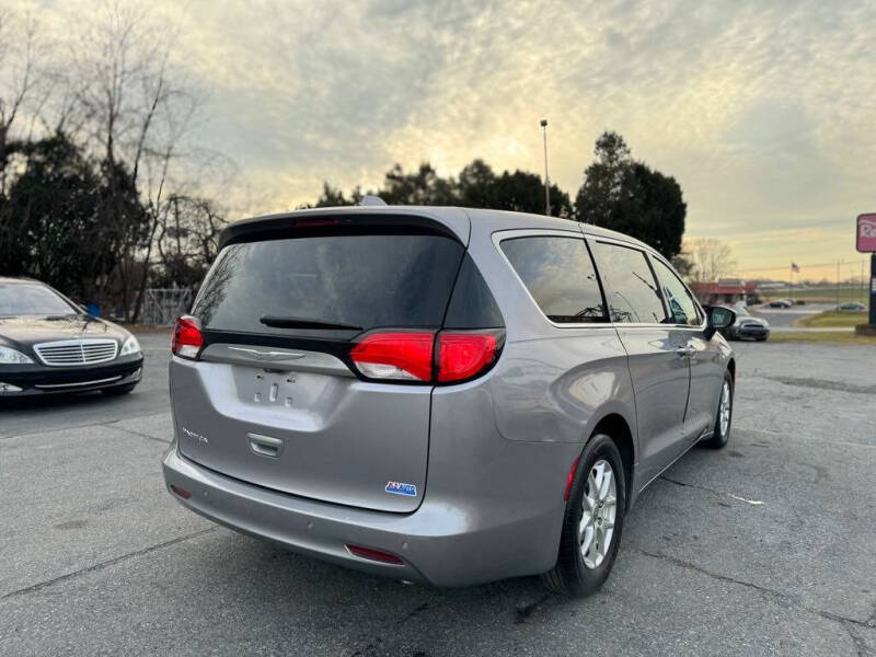 2017 Chrysler Pacifica Touring photo 6