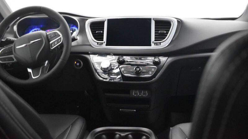 2025 Chrysler Voyager LX