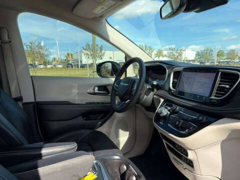 2022 Chrysler Pacifica Hybrid Touring L