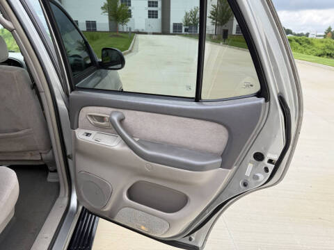 2004 Toyota Sequoia SR5