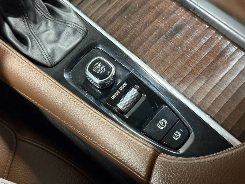 2019 Volvo XC90 T6 Momentum