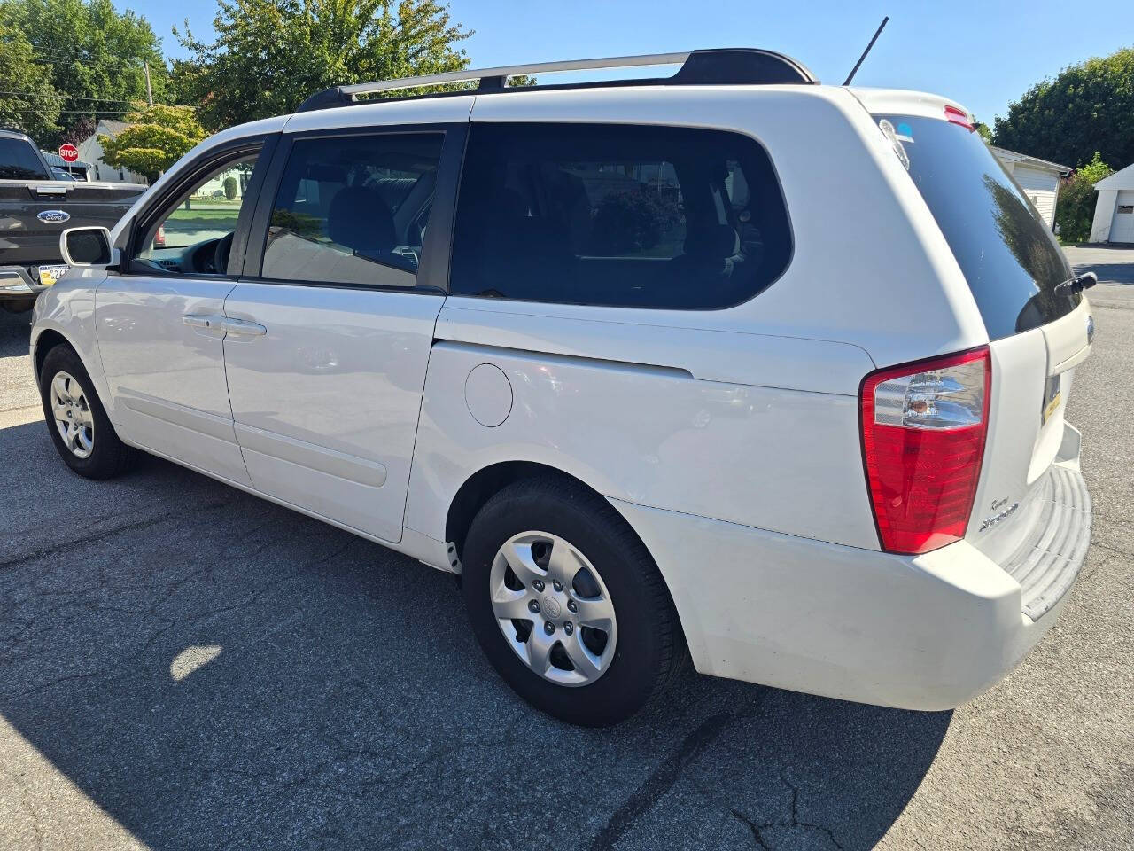 2009 Kia Sedona for sale at QUEENSGATE AUTO SALES in York, PA