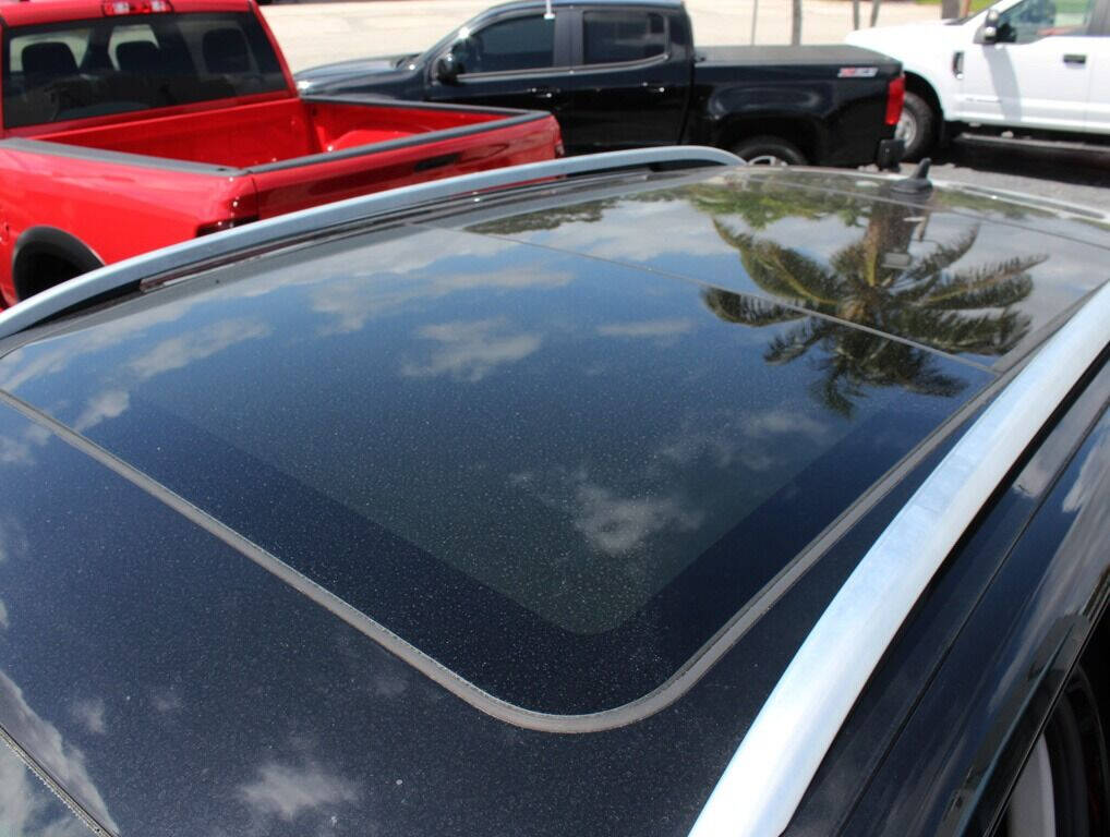 2014 Volkswagen Touareg  - $18,995