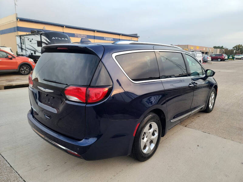 2017 Chrysler Pacifica Touring-L Plus