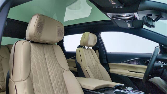 2025 Cadillac LYRIQ Luxury 3