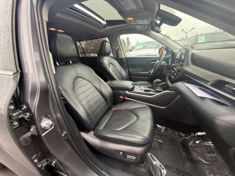 2022 Toyota Highlander Hybrid XLE