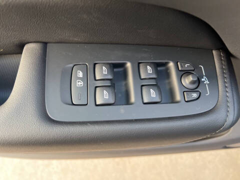 2025 Volvo XC60 T8 Plus Dark Theme