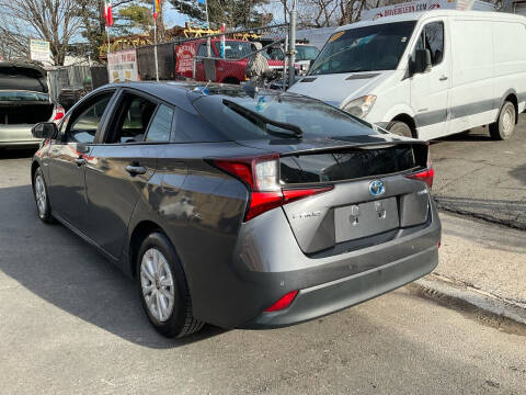 2022 Toyota Prius LE