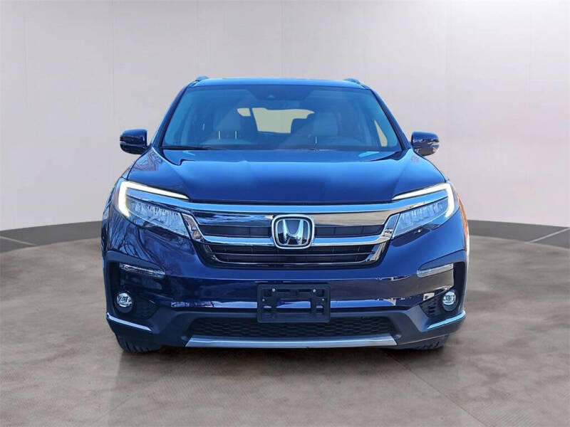 2022 Honda Pilot Touring w/Rear Captain's Chairs