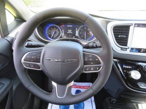 2025 Chrysler Voyager LX