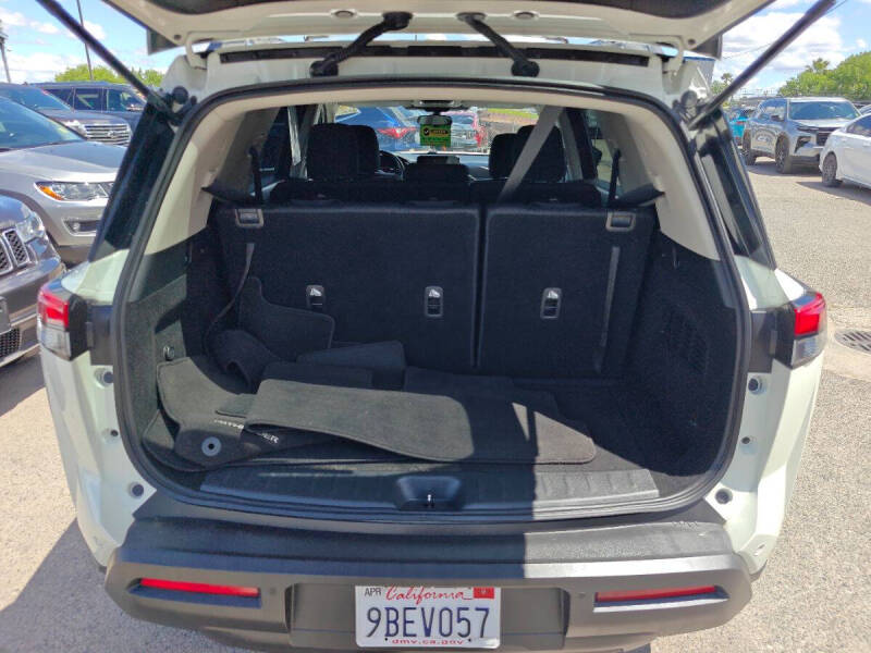 2022 Nissan Pathfinder SV