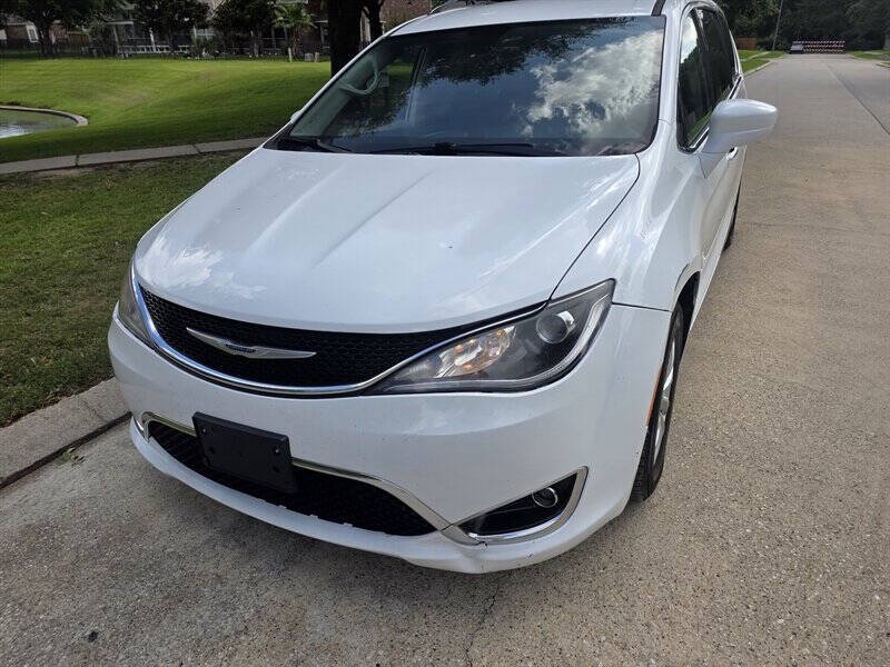 2019 Chrysler Pacifica Touring L's photo