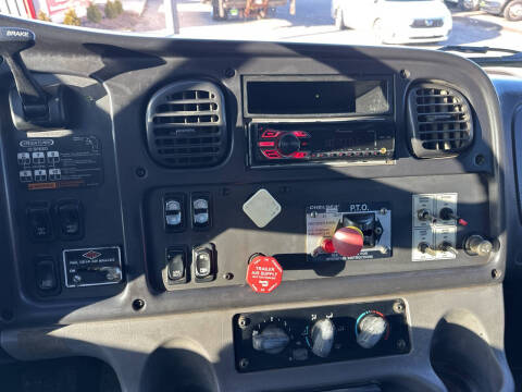 2005 Freightliner M2 106