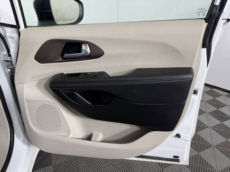 2024 Chrysler Voyager LX