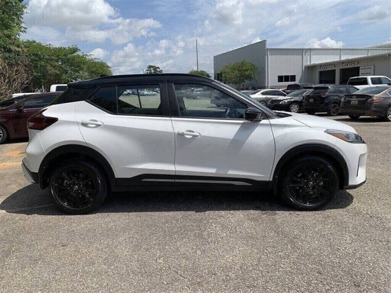 2023 Nissan Kicks SR