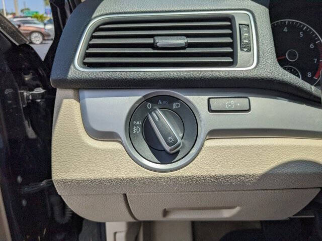 2015 Volkswagen Passat 22