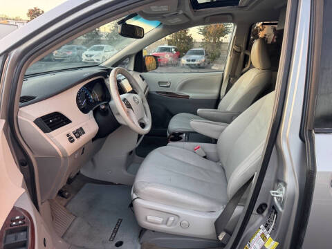 2013 Toyota Sienna XLE 7-Passenger Auto Access Seat