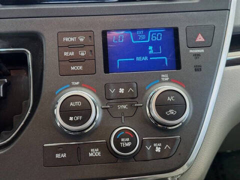 2017 Toyota Sienna XLE 7-Passenger Auto Access Seat