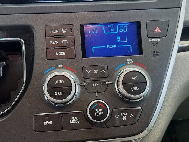 2017 Toyota Sienna XLE 7-Passenger Auto Access Seat