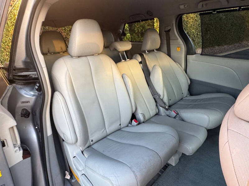 2013 Toyota Sienna XLE 7-Passenger Auto Access Seat