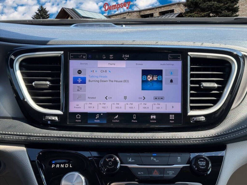 2023 Chrysler Pacifica Plug-In Hybrid Touring L