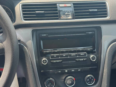 2014 Volkswagen Passat 1.8T S PZEV