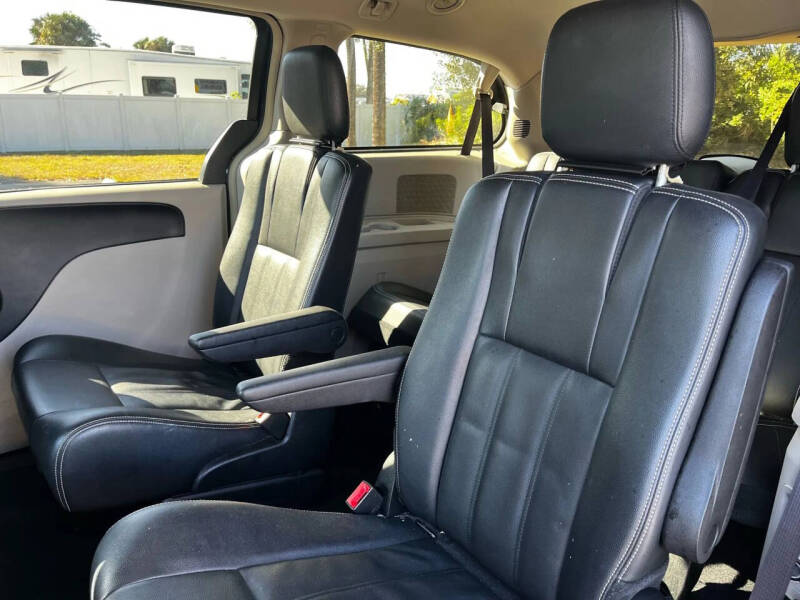 2016 Chrysler Town and Country Touring