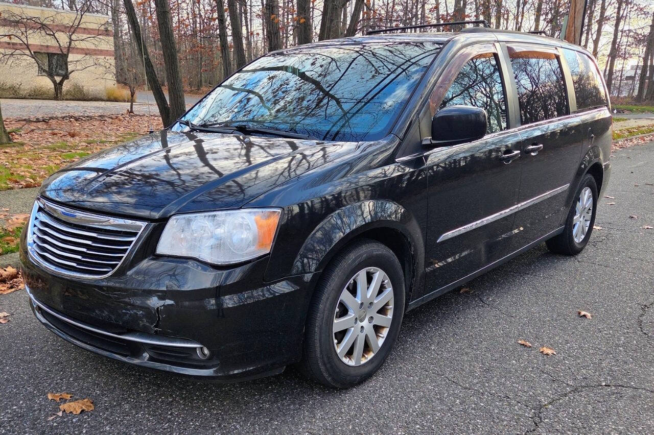 2013 Chrysler Town & Country Touring's photo