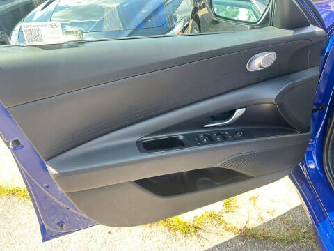 2025 Hyundai Elantra SE