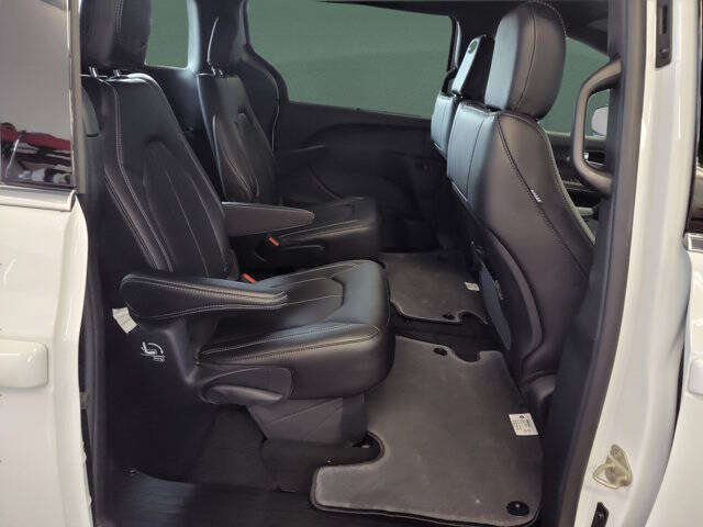 2027 Chrysler Pacifica LX