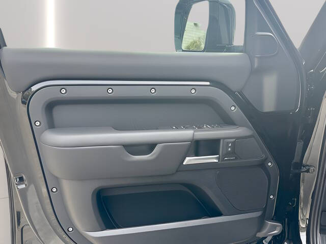 2025 Land Rover Defender 110 P400 S