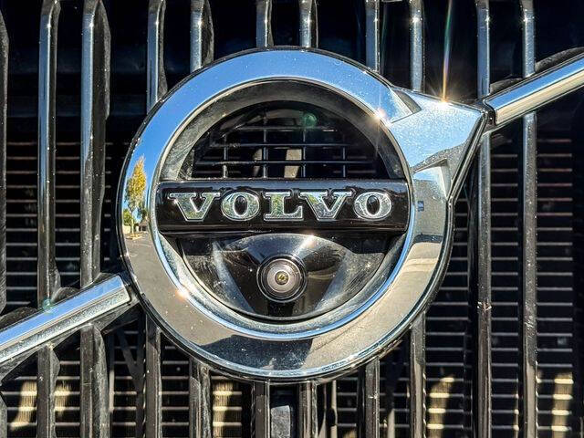 2016 Volvo XC90 T8 eAWD Momentum