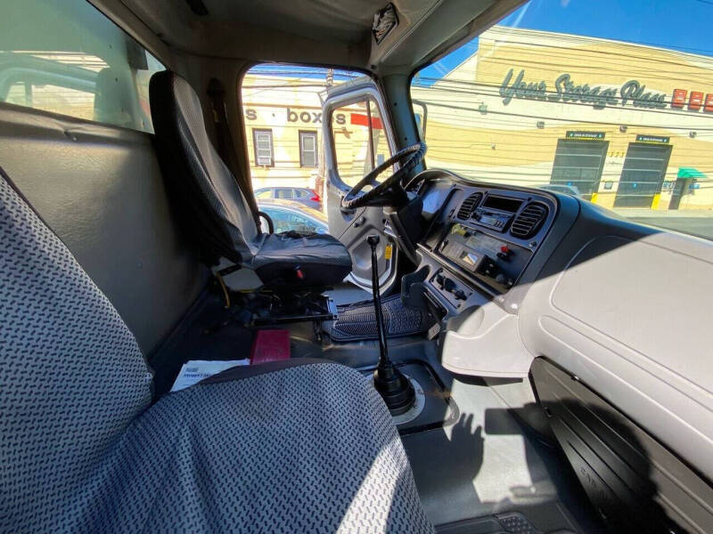 2005 Freightliner M2 106