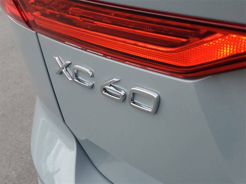 2025 Volvo XC60 T8 Core Dark Theme