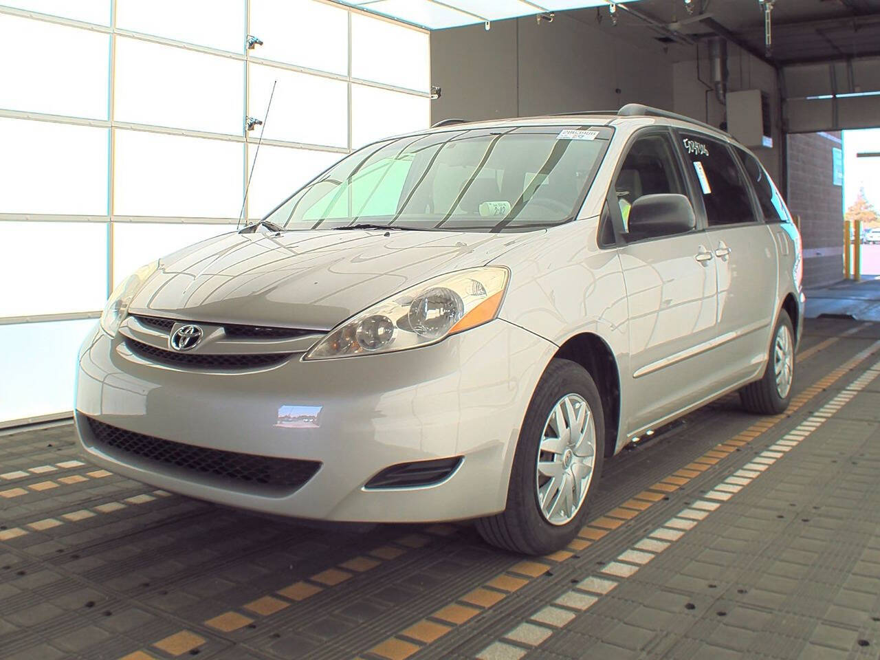 2007 Toyota Sienna for sale at LUXURY IMPORTS AUTO SALES INC in Ham Lake, MN