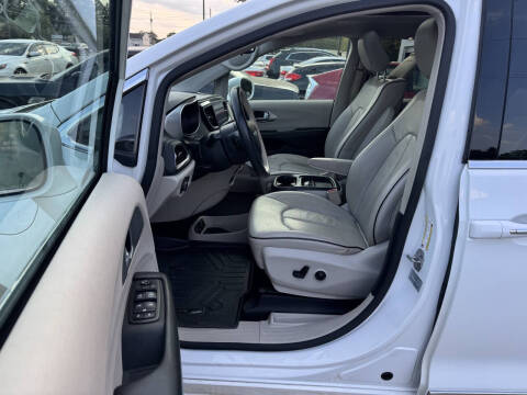 2017 Chrysler Pacifica Hybrid Platinum