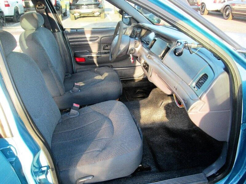 2002 Ford Crown Victoria null photo 4