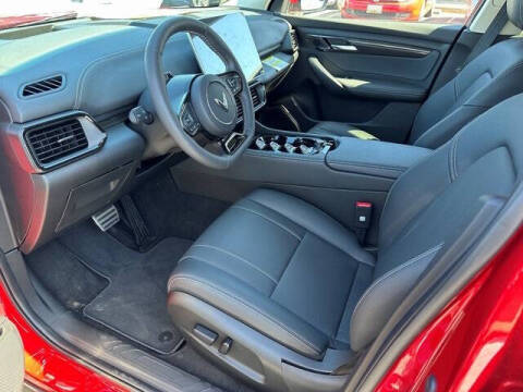 2025 VinFast VF8 Eco