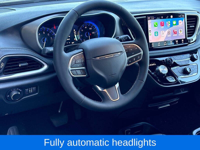2027 Chrysler Pacifica Select