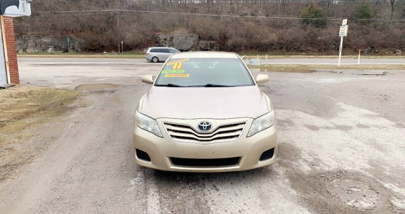 2011 Toyota Camry LE photo 2