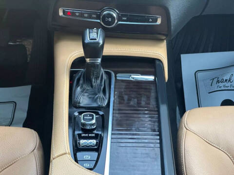 2017 Volvo XC90 T6 Momentum