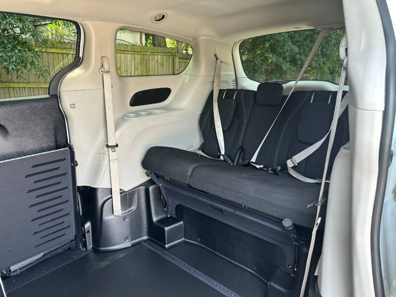 2022 Chrysler Voyager LX