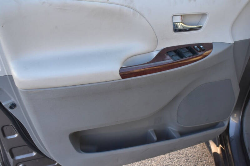 2014 Toyota Sienna XLE 7-Passenger