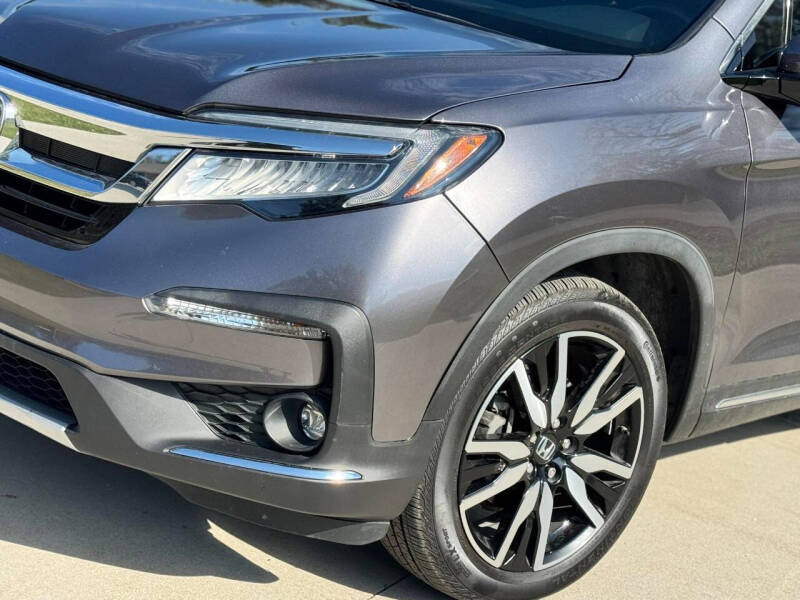 2022 Honda Pilot Touring w/Rear Captain's Chairs