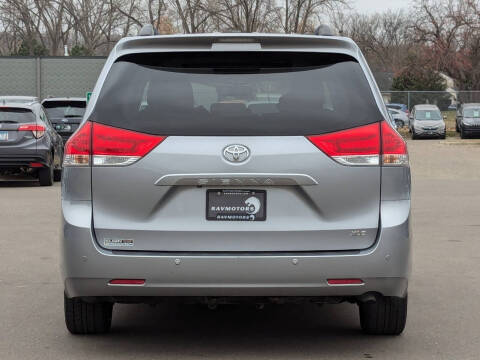 2014 Toyota Sienna XLE 7-Passenger Auto Access Seat