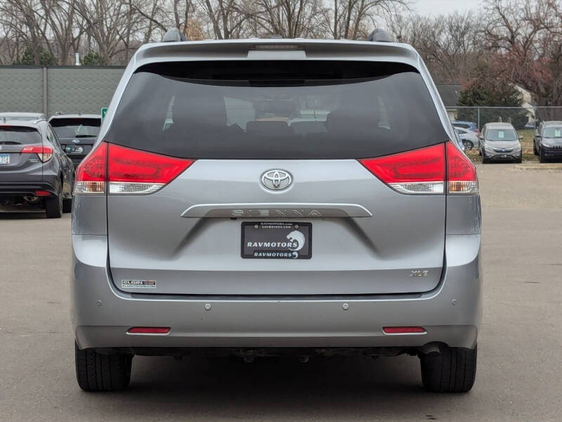 2014 Toyota Sienna XLE 7-Passenger Auto Access Seat