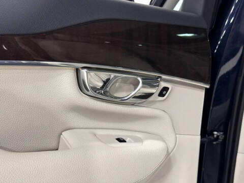 2016 Volvo XC90 T6 Momentum