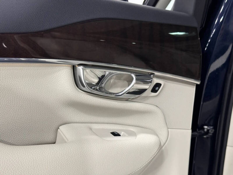 2016 Volvo XC90 T6 Momentum