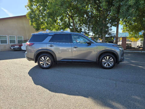 2023 Nissan Pathfinder SL