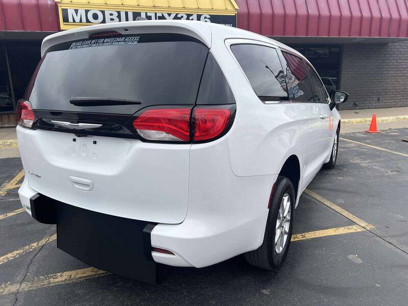 2024 Chrysler Voyager LX